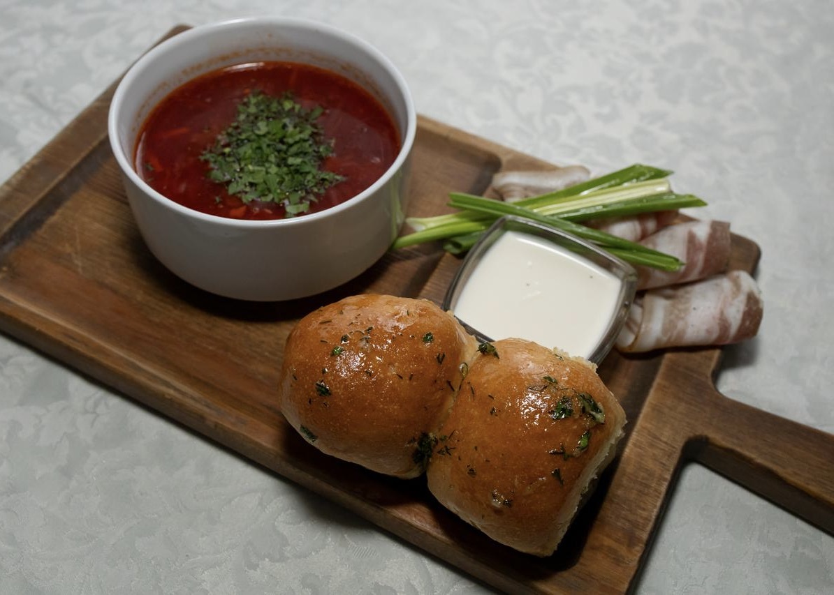 Борщ с салом и пампушками